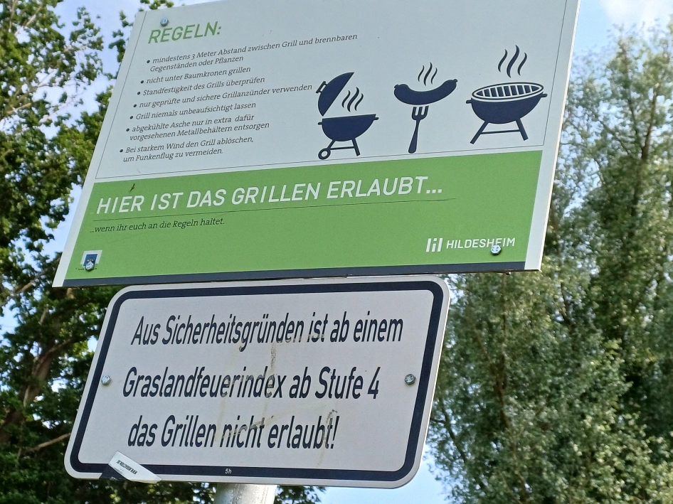 Am Hohnsensee ist das Grillen erlaubt. Das Schild beschreibt die Bedingungen dafür